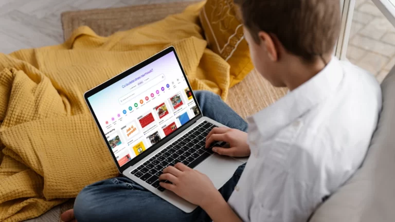 Kluk pracuje na počítači v Canva